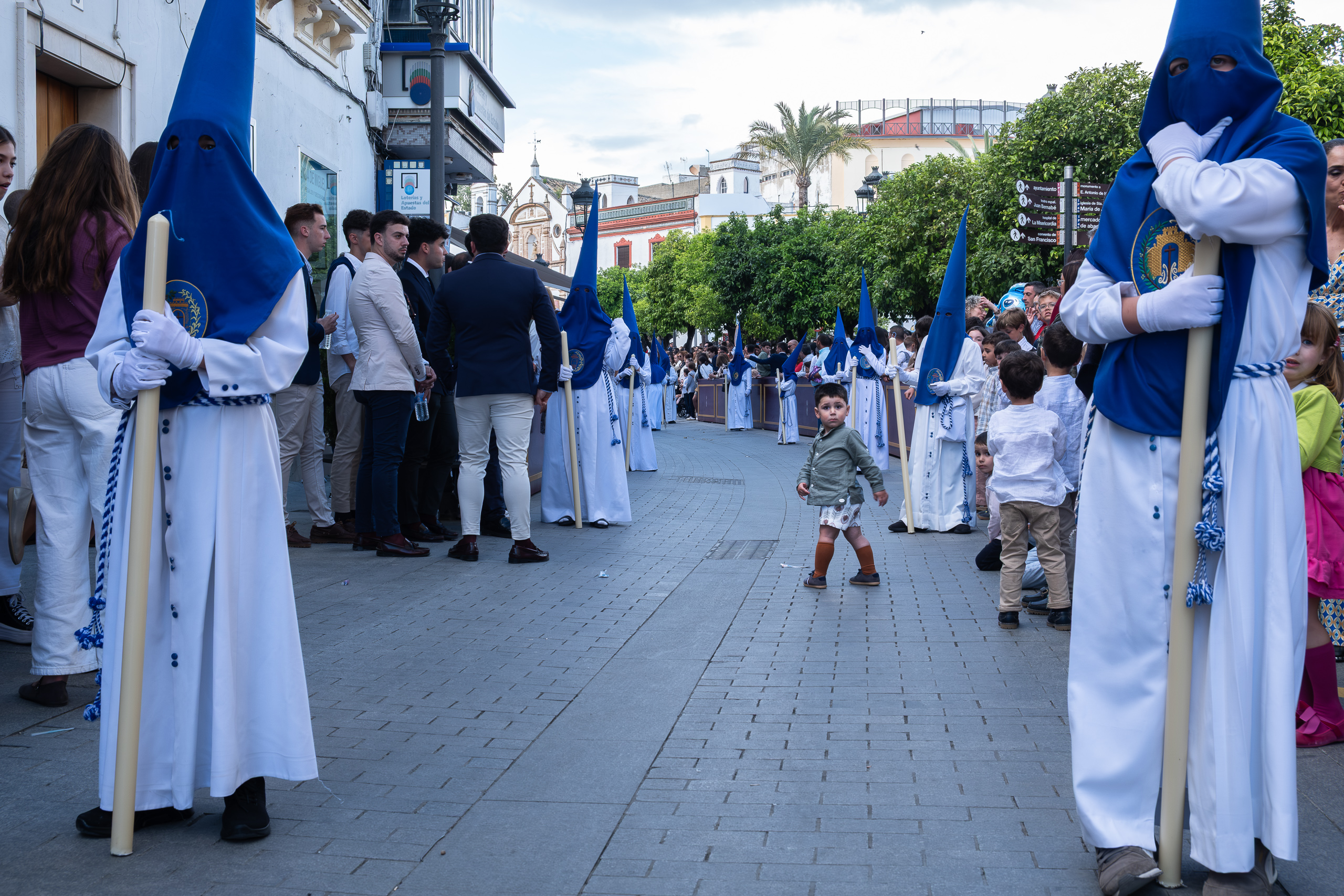 Ein kleiner Junge zwischen den blauen Nazarenos